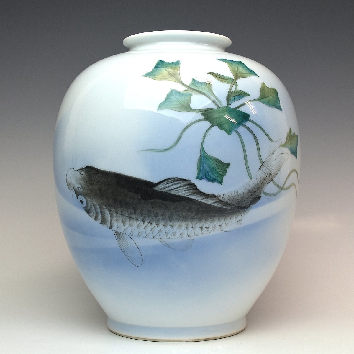 【趣楽】 明治時代　深川製磁　鯉とメダカ図花瓶　高さ２４ｃｍ　本物保証　Ｅ１９８１_画像2