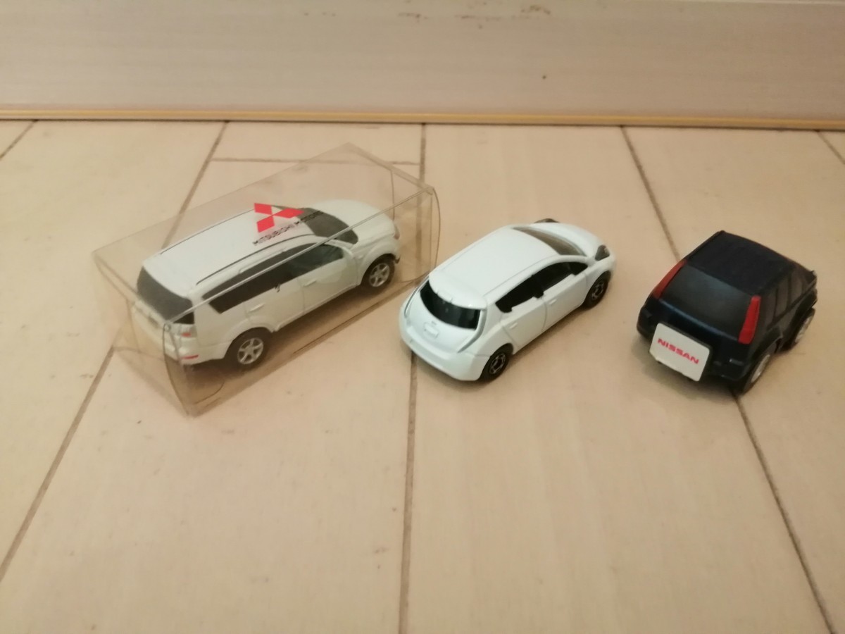 トミカ 日産 リーフ TOMICA NISSAN LEAF おまけ 三菱 アウトランダー エクストレイル 中古 ジャンク_画像2