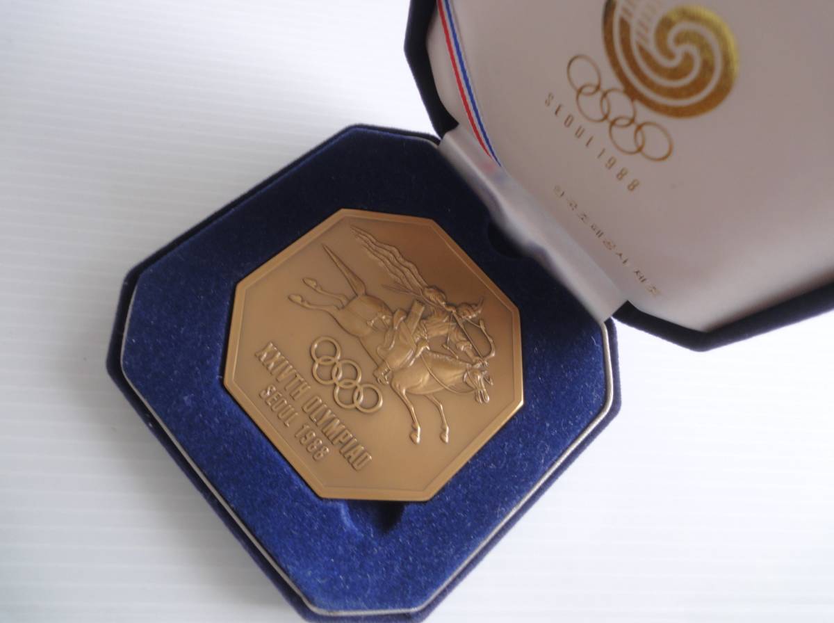 1988年 韓国 ソウルオリンピック 開催記念メダル 第24回オリンピック大会 八角形 プレート 馬術 ソウルスタジオ　ケース 古品_画像2