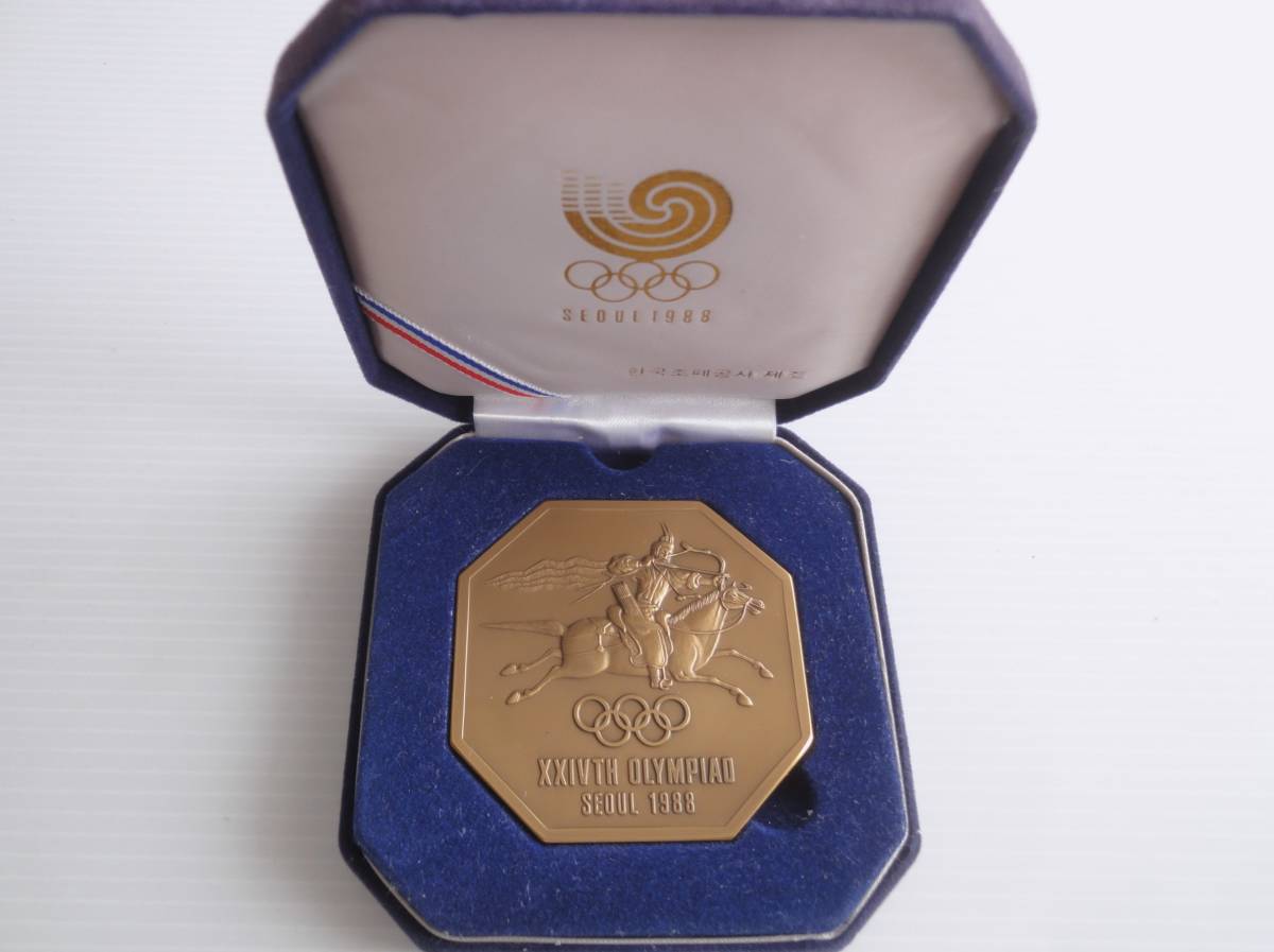 1988年 韓国 ソウルオリンピック 開催記念メダル 第24回オリンピック大会 八角形 プレート 馬術 ソウルスタジオ　ケース 古品_画像1