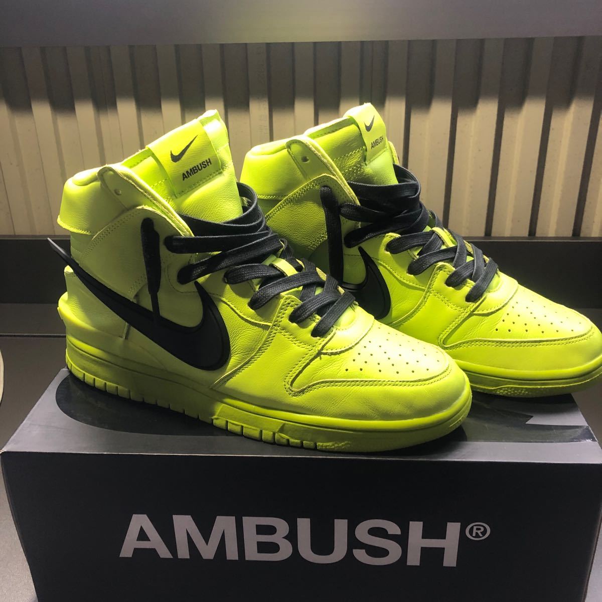 極美品　NIKE ナイキ CU7544-300 DUNK HI AMBUSH ダンク ハイ アンブッシュ コラボ ネオンイエロー×ブラック 26.5cm US8.5 スニーカー_画像3