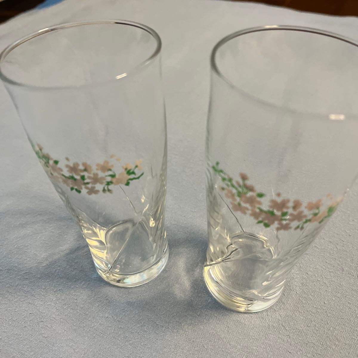 キリンビールのグラス2個セットです。冷たいビールを注ぐと花の色が変わります。未使用品ですが、箱の劣化は否めません。