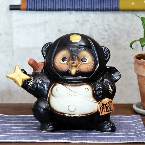 信楽焼 7号手裏剣忍者狸(黒) たぬき タヌキ 開運 縁起物 可愛い 陶器 商売繁盛 ギフト 開店祝 置物 かわいい ニンジャ 忍び ta-0383
