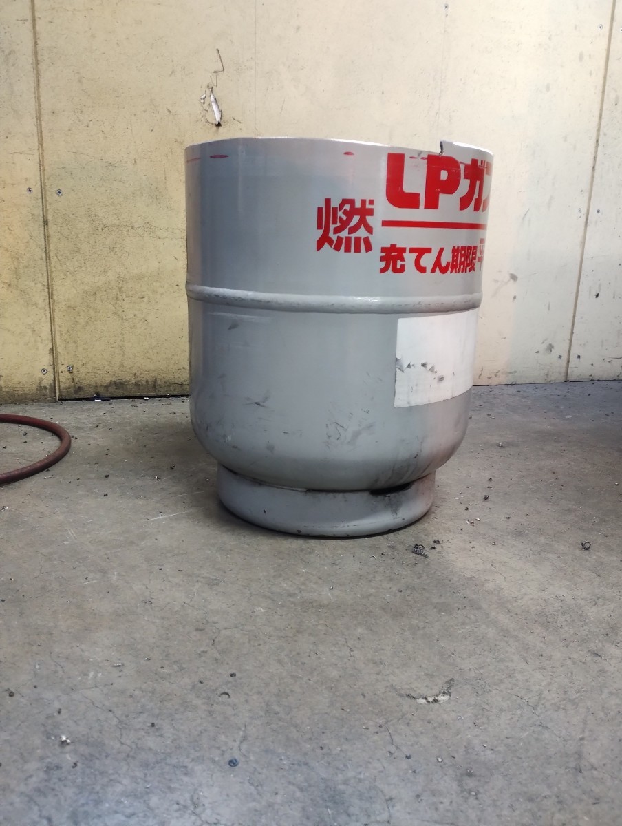 * LP gas compressed gas cylinder on side cut waste oil stove and so on *