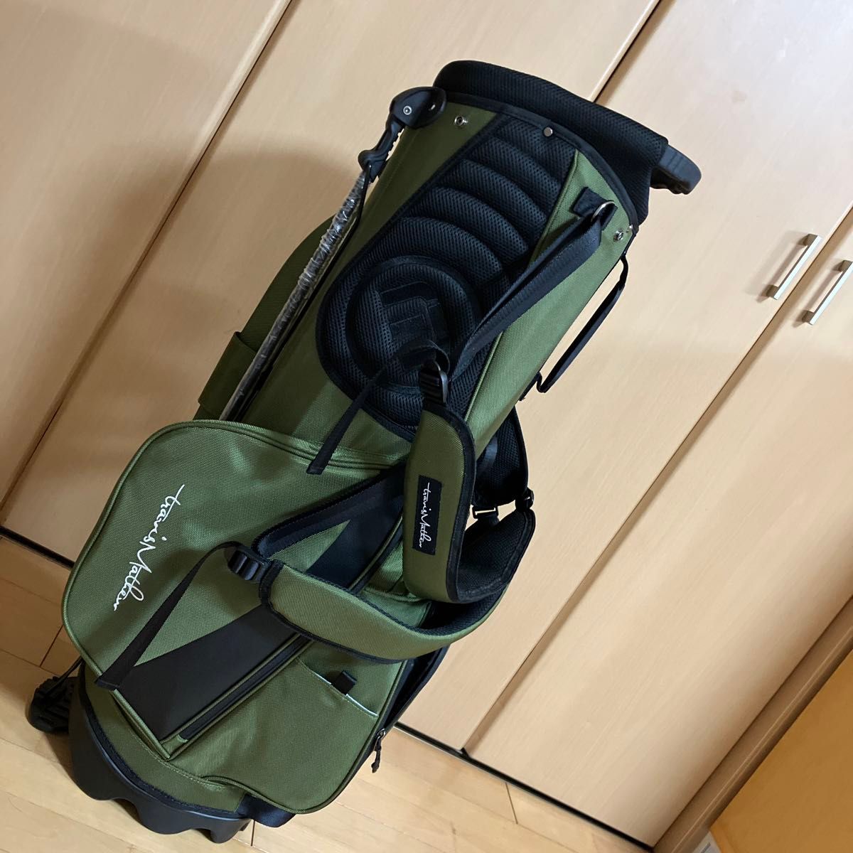 新品未使用 トラビス・マシュー TRAVIS MATHEW 合繊素材 ダーク 新品未使用 トラビス・マシュー TRAVIS MATHEW 合繊素材 ダーク
