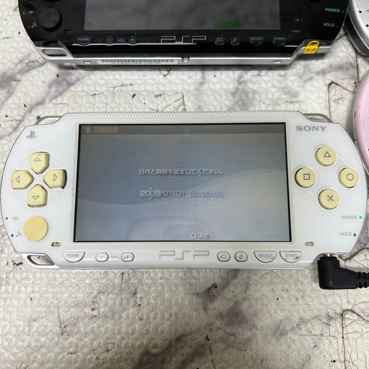 MYG-1043 激安 ゲー厶機 PSP 本体 SONY PSP-1000 PSP-2000 通電、起動OK 4点 まとめ売り ジャンク 同梱不可_画像4