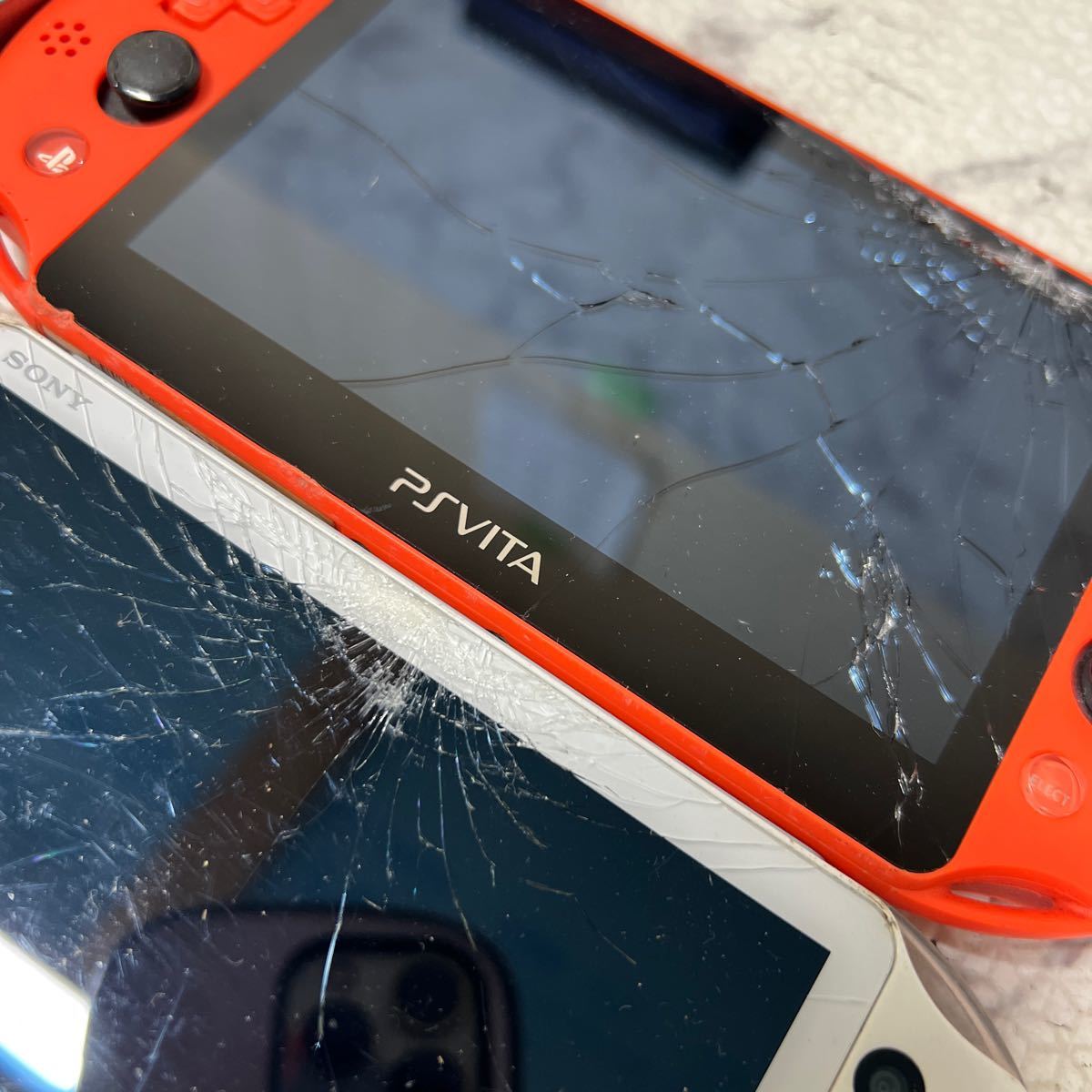 MYG-1072 激安 ゲー厶機 本体 SONY PS VITA PCH-2000 PCH-1100 動作未確認 4点 まとめ売り ジャンク 同梱不可_画像4