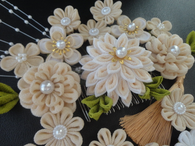 *otowa* flower ornamental hairpin * comb * beige * beads Galland attaching * Japanese clothes * kimono * crepe-de-chine * knob skill * coming-of-age ceremony *.. sleeve * hakama *. industry *RV025