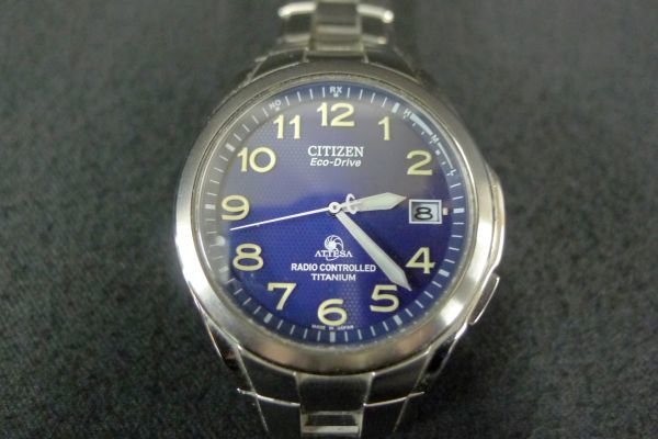 N138 CITIZEN アテッサ Ｈ410-T003788紺 ネイビー文字盤 エコドライブ 電波時計 メンズ チタニウムウオッチ腕時計/60_画像2