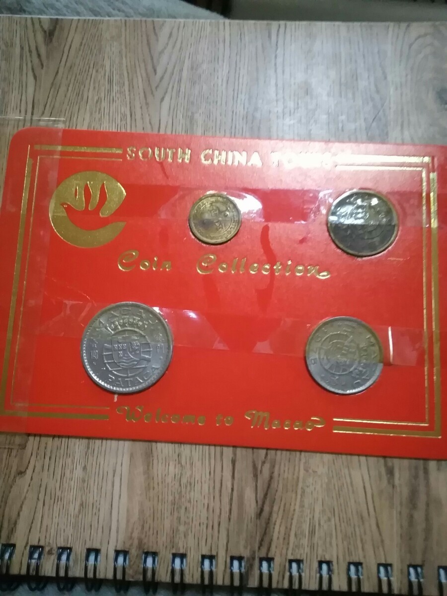 中国コイン 4枚ミントセット　硬貨　ヴィンテージ　実家整理品　経年のため変色か？　ビニール袋のみ　知識が無いので写真現状で_画像1