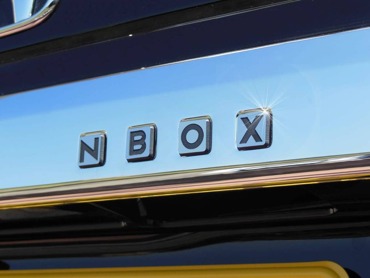 HONDA ホンダ N-BOX用 リアゲートボタンエンブレム ステッカー ドレスアップ 4ピース 新型N-BOXカスタム カー用品 インテリ車_画像2