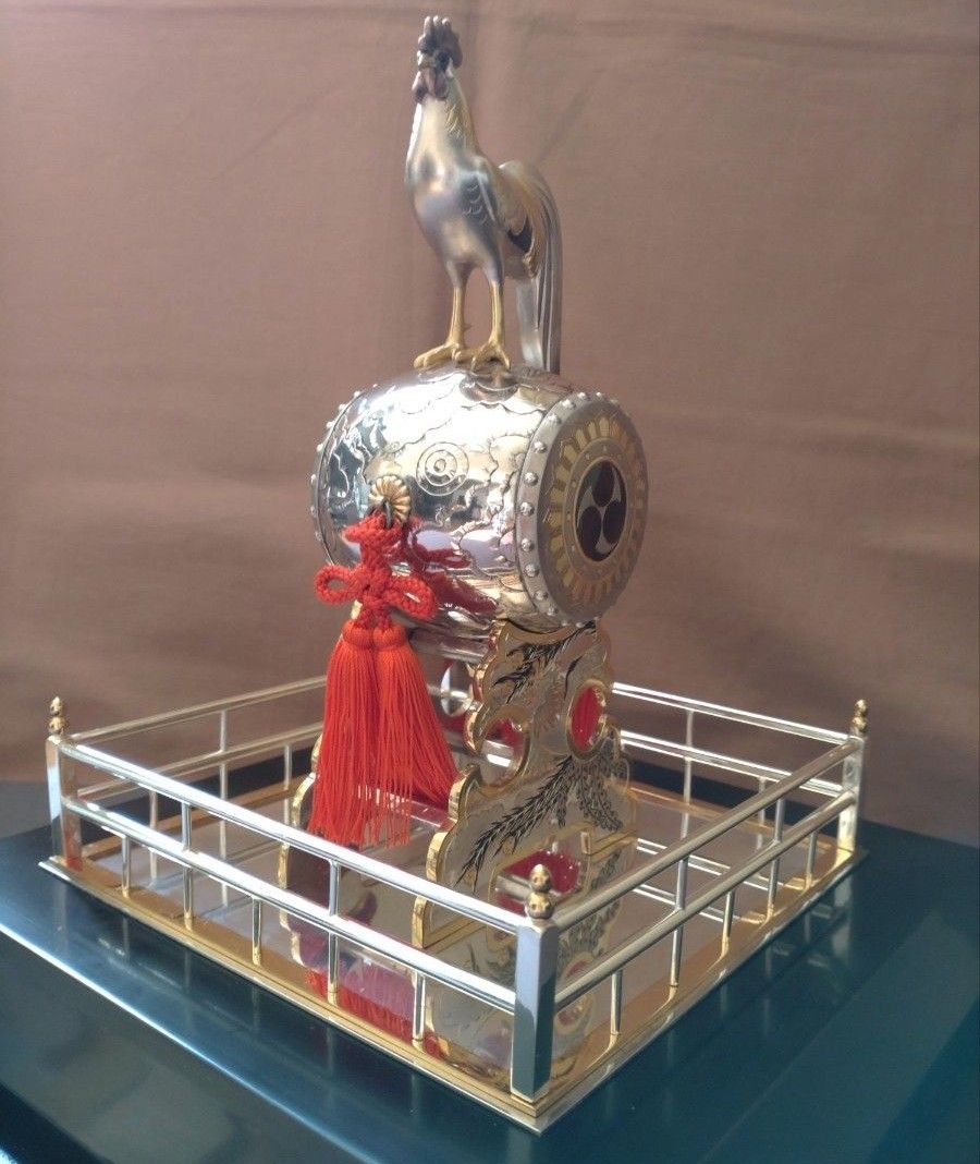 銀製/諫古太鼓/太鼓乗鶏/置物/共箱 ガラスケース付/縁起物/骨董 銀製/諫古太鼓/太鼓乗鶏/置物/共箱 ガラスケース付/縁起物/骨董