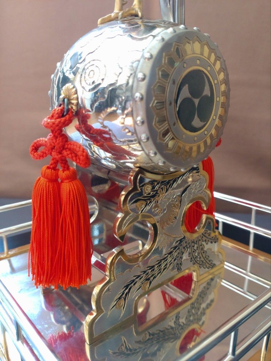 銀製/諫古太鼓/太鼓乗鶏/置物/共箱 ガラスケース付/縁起物/骨董 銀製/諫古太鼓/太鼓乗鶏/置物/共箱 ガラスケース付/縁起物/骨董