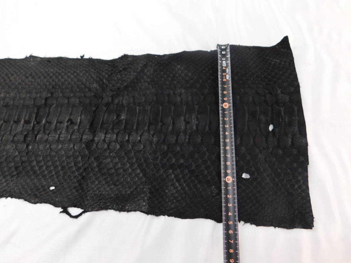 ヘビ革（パイソン） ブラック（マット） 特大ハギレ　幅16～25cm 長さ159cm 0.5mm厚_画像8