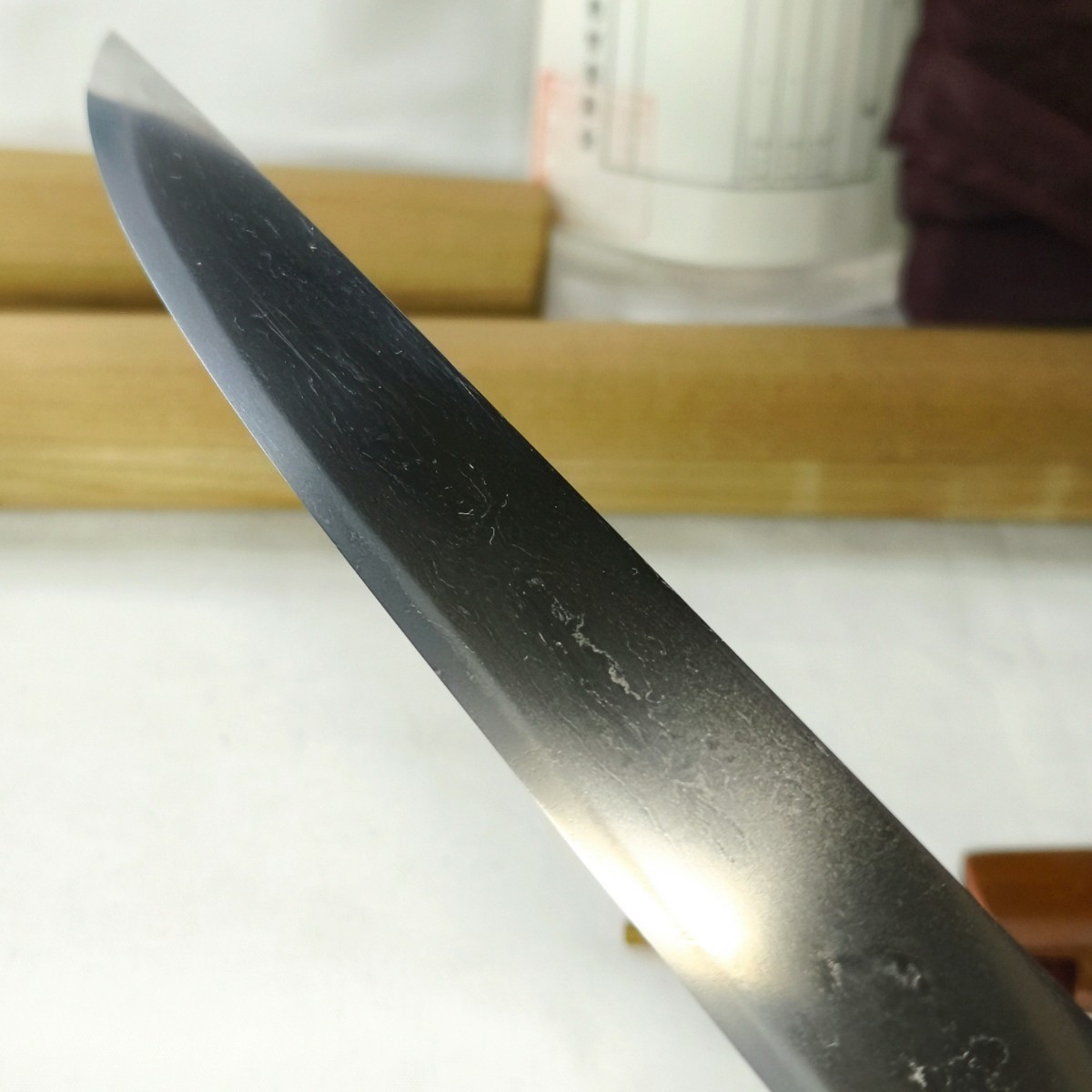 短刀 日本刀 白鞘 長さ26.6cm 反り0.0cm 鎧通造 細直刃 平成11年登録 無銘 美品 目茎穴2 時代物送料無料の画像9