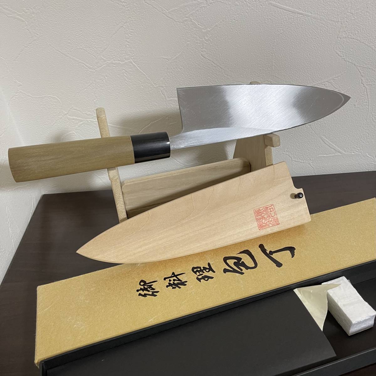 新品 未使用 郷右馬允義弘 出刃包丁 白ニ鋼 上作 刃渡り19cm 水牛柄 山脇刃物製作所 堺打刃物 Sakai 和包丁 片刃 本職 魚河岸 市場 日本製_画像2