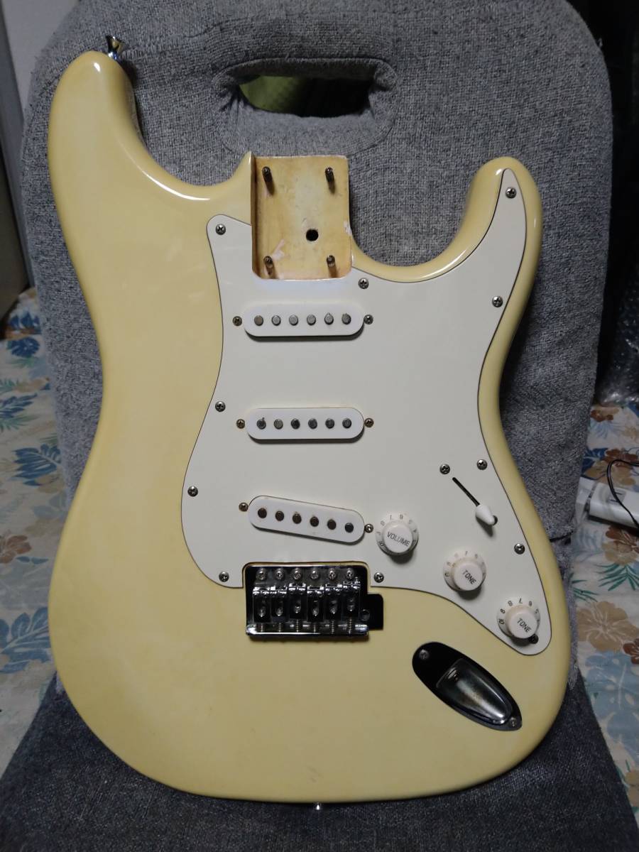 E-⑥.. есть ., симпатичный! немного старый .. Fender Stratocaster для корпус популярный желтый белый * цвет!