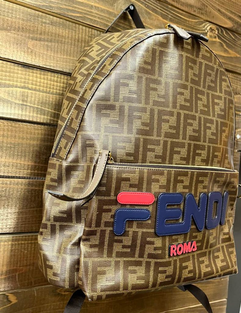 ◇1円 ★ 極美品 FENDI フェンディ バックパック FILAコラボ FFロゴ 7VZ042 FENDI リュックサック パテント メンズ フィラ ほぼ未使用 _画像3