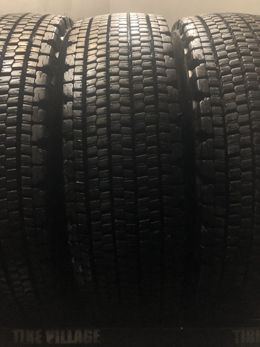 札幌発 引取OK 走行短め BS BRIDGESTONE W900 245/80R17.5 133/131J 17.5インチ トラックタイヤ スタッドレス 4本 4t 増トン 地山　(TS496)_画像4