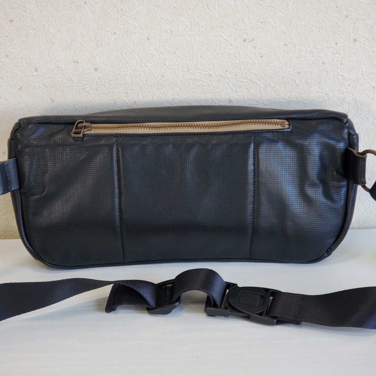 美品 KUSHITANI クシタニ 牛革レザー ウエストバッグ ボディ 美品 KUSHITANI クシタニ 牛革レザー ウエストバッグ ボディ