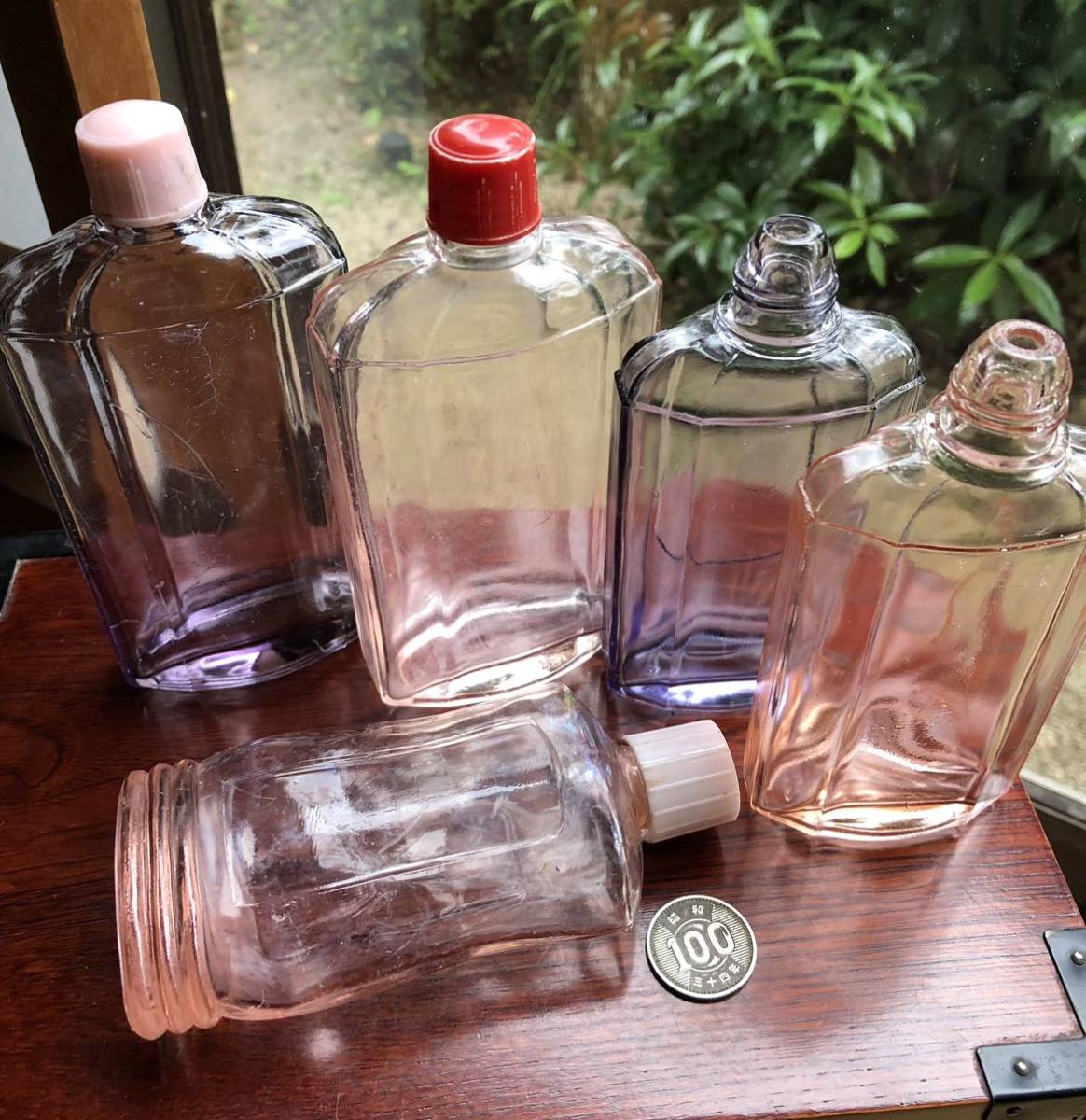 日本のレトロコスメ 昭和ガラス ピンク 紫 化粧水系瓶 化粧品瓶 いろいろ レトロ ガラス瓶 インテリア アクセサリー_画像2