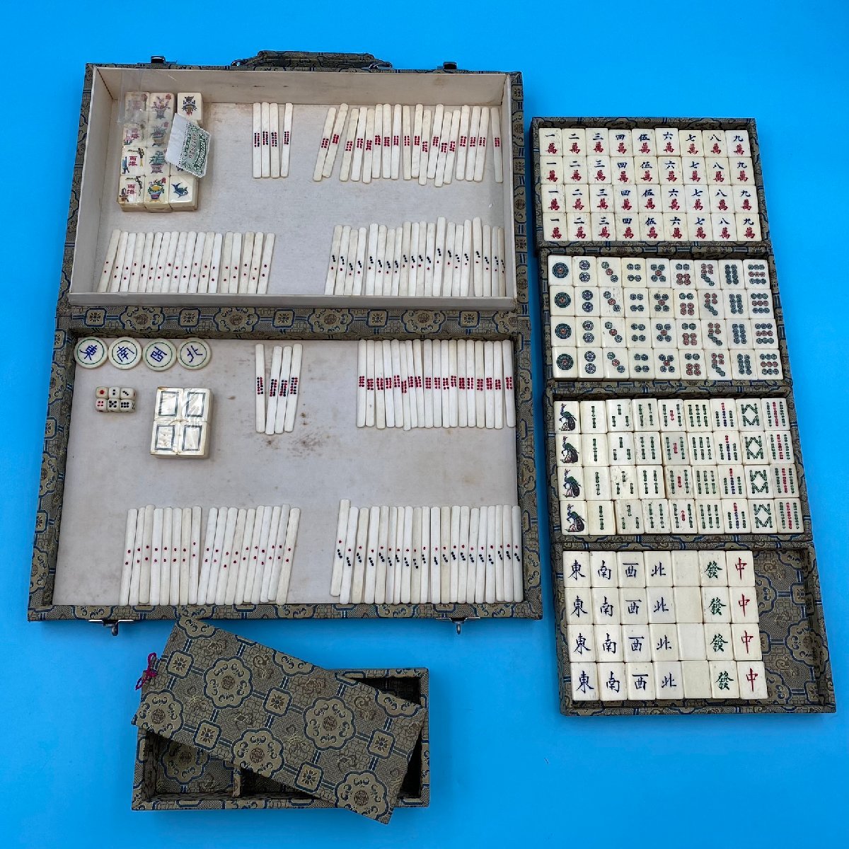 【A9245P007】麻雀牌 専用箱付き 骨製？ 背竹牌 古玩具 卓上ゲーム ボードゲーム マージャン牌 Mahjong パイ 牌 レトロ 中国？