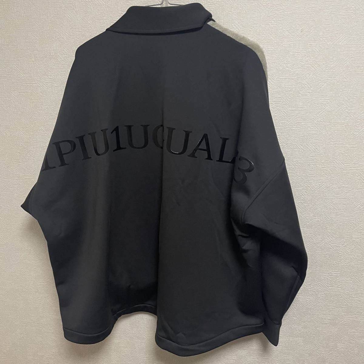 1piu1uguale3 SPORT MOVING DROP SHOULDER SHIRT ロゴ 刺繍 リボンテープ コンビネーション素材 ドロップショルダーブルゾン ブラック_画像3