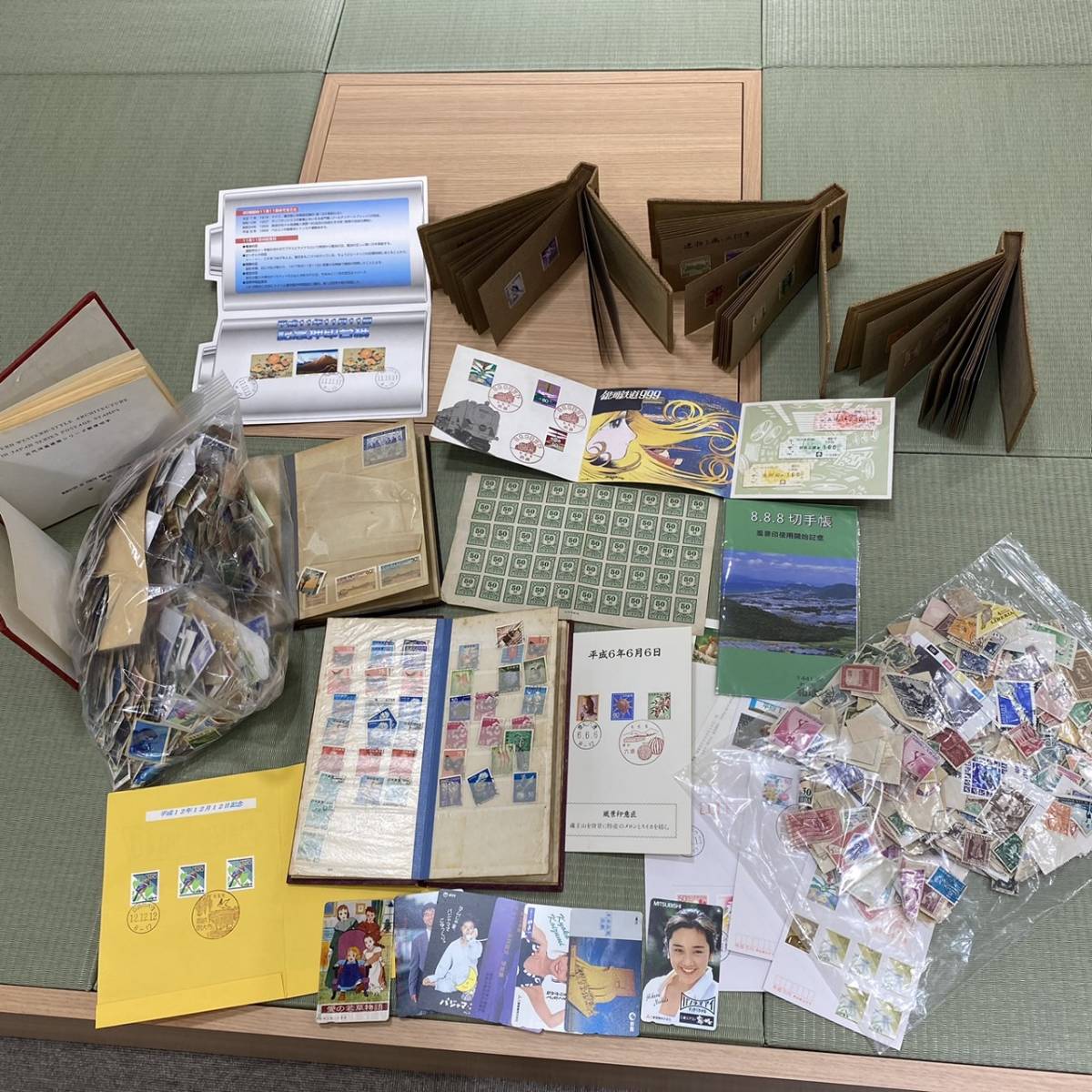 【TOA-3436】1円スタート 日本切手 外国切手 使用済み 消印あり バラ 総量冊子など含む約1.5kg 大量おまとめ 記念切手 コレクション_画像1