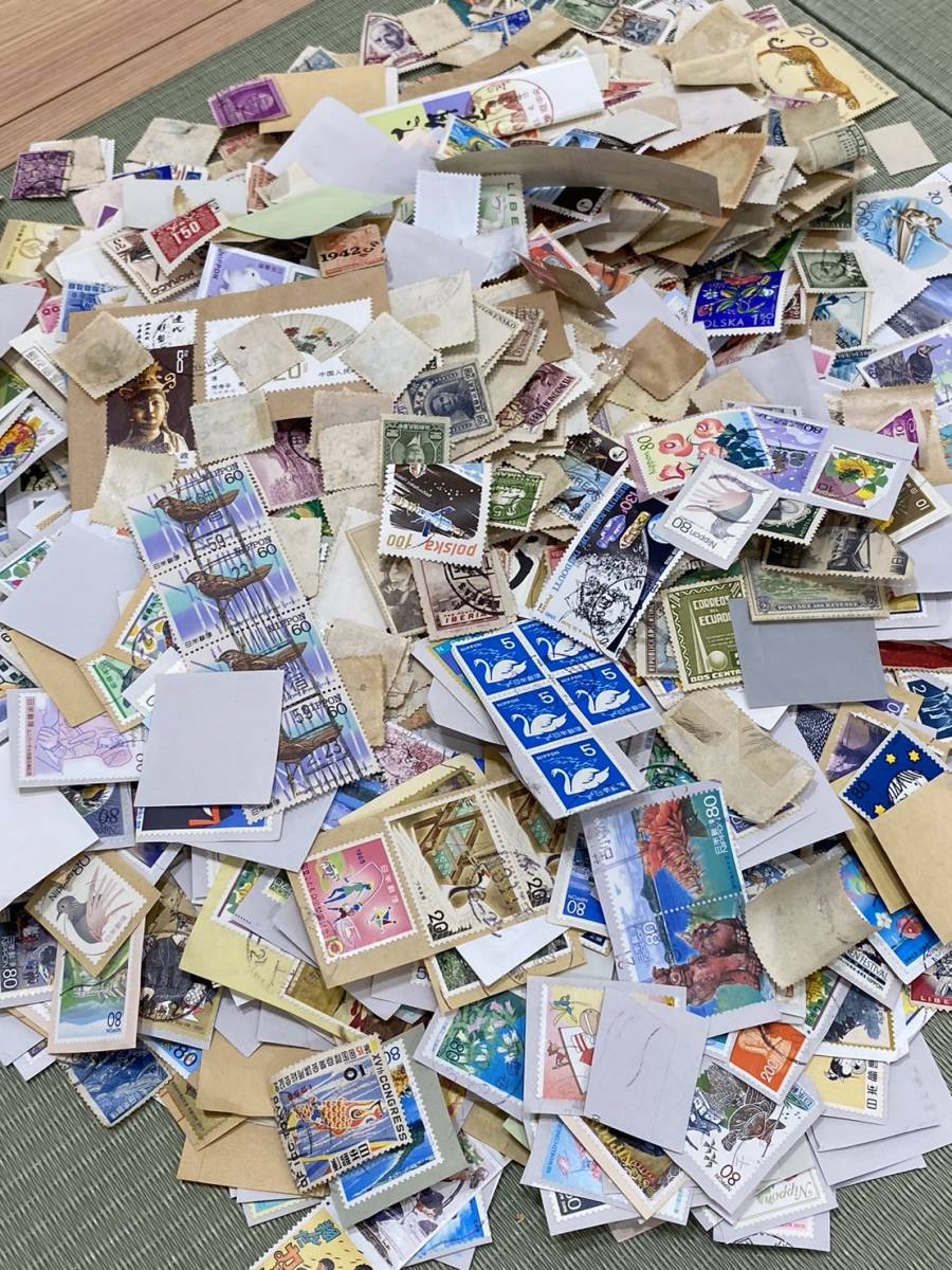 【TOA-3436】1円スタート 日本切手 外国切手 使用済み 消印あり バラ 総量冊子など含む約1.5kg 大量おまとめ 記念切手 コレクション_画像3