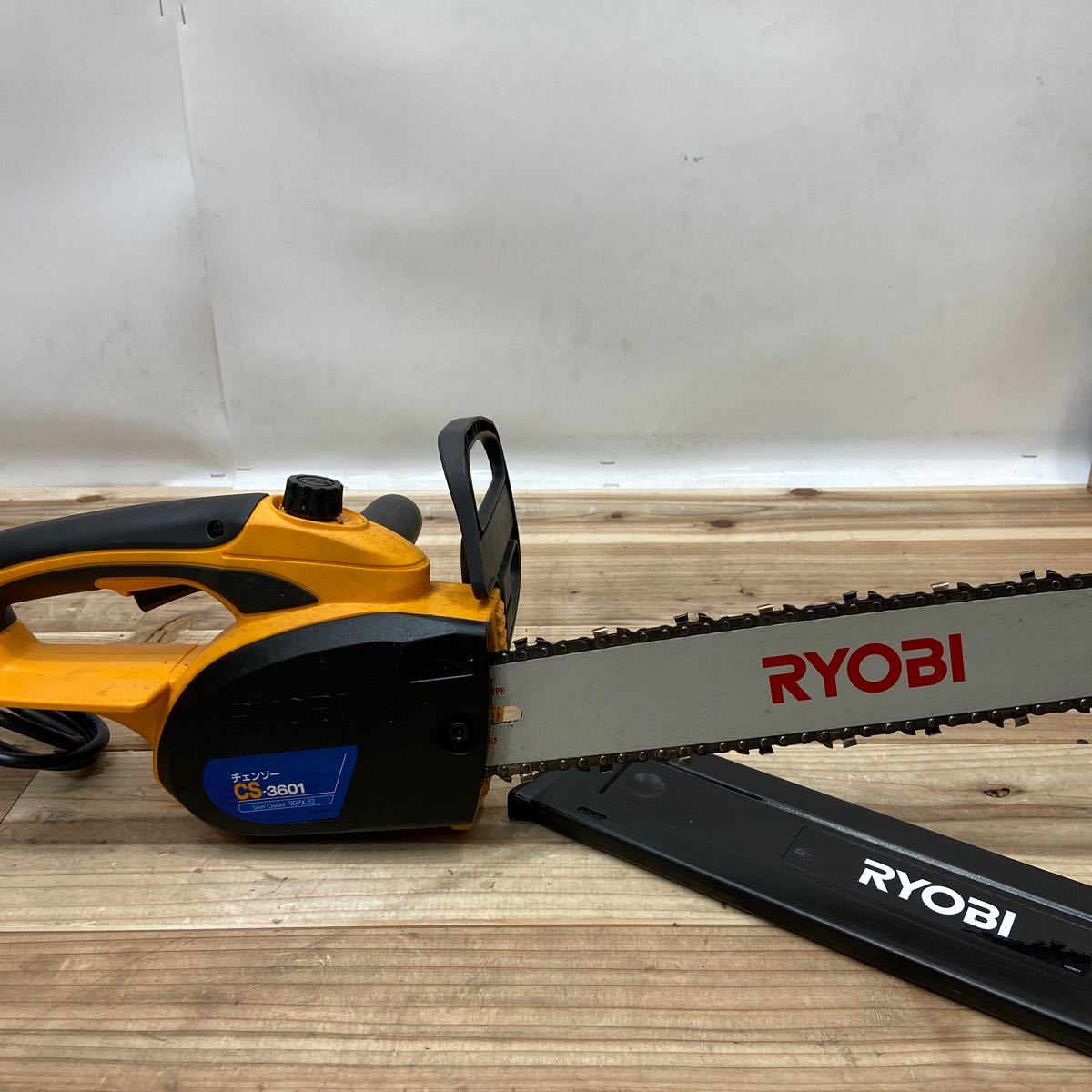 4 RYOBI リョービ チェンソー CS-3601 チェーンソー 電動 電気 電動工具 箱付き 動作品 100V 電気チェーンソー_画像2