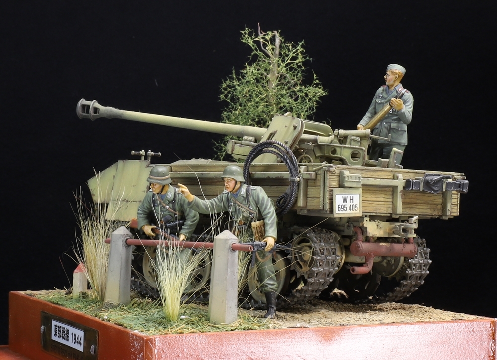 1/35 ドイツ軍 東部戦線1944 STEYR RSO mit PAK-40 対戦車自走砲ジオラマ 制作完成品（作品ベースサイズ長さ20cｍ×幅16cｍ×高さ15cｍ）_画像3