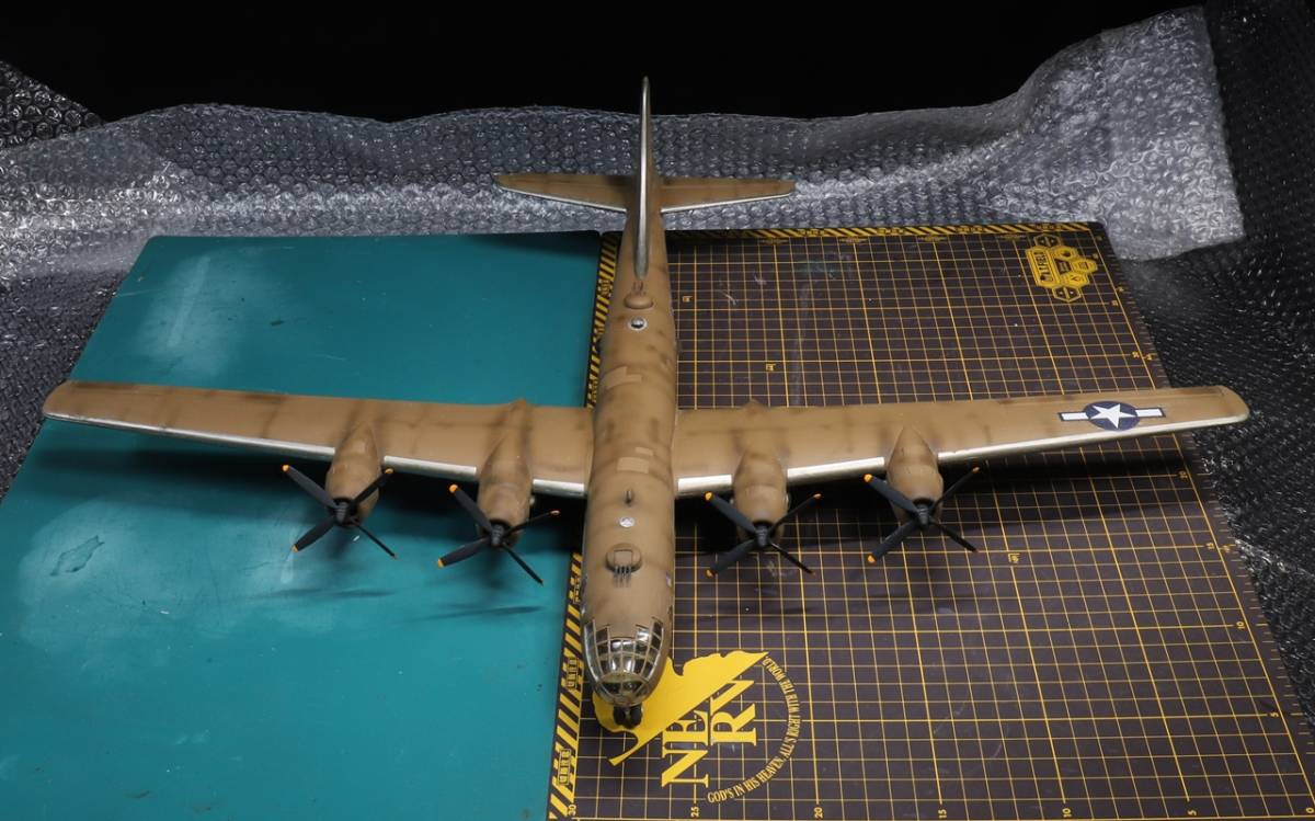 1/72 アカデミー（AcademyModels） アメリカ陸軍 航空隊 B-29A爆撃機 制作完成品 （作品サイズ全長419.1mm / 全高117.6mm/ 全幅598.2mm）_画像5