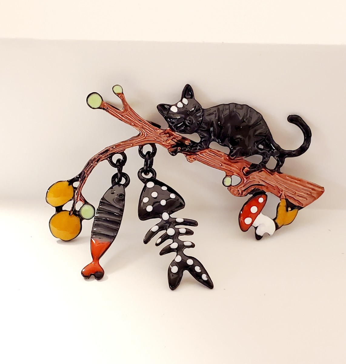 猫のブローチ　ペンダント兼用　猫と木　ブラック　猫の雑貨　HANAKO