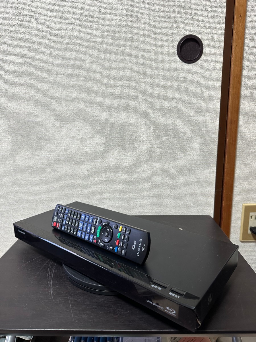 Panasonic ブルーレイディスクレコーダーDMR-BRW1010 通電確認 動作（トレー開閉のみ確認）リモコン付（電池カバー閉めボタン破損）_画像4