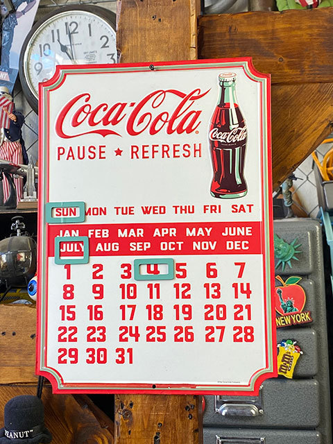 コカ・コーラ　万年カレンダーブリキ看板（PAUSE REFRESH） ■ アメリカン雑貨 アメリカ雑貨_画像1