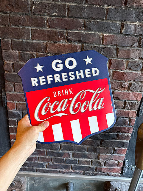 コカ・コーラ　シールドシェイプ　エンボスティンサイン　（GO REFRESHED）ブリキ看板 ■ アメリカン雑貨 アメリカ雑貨_画像5