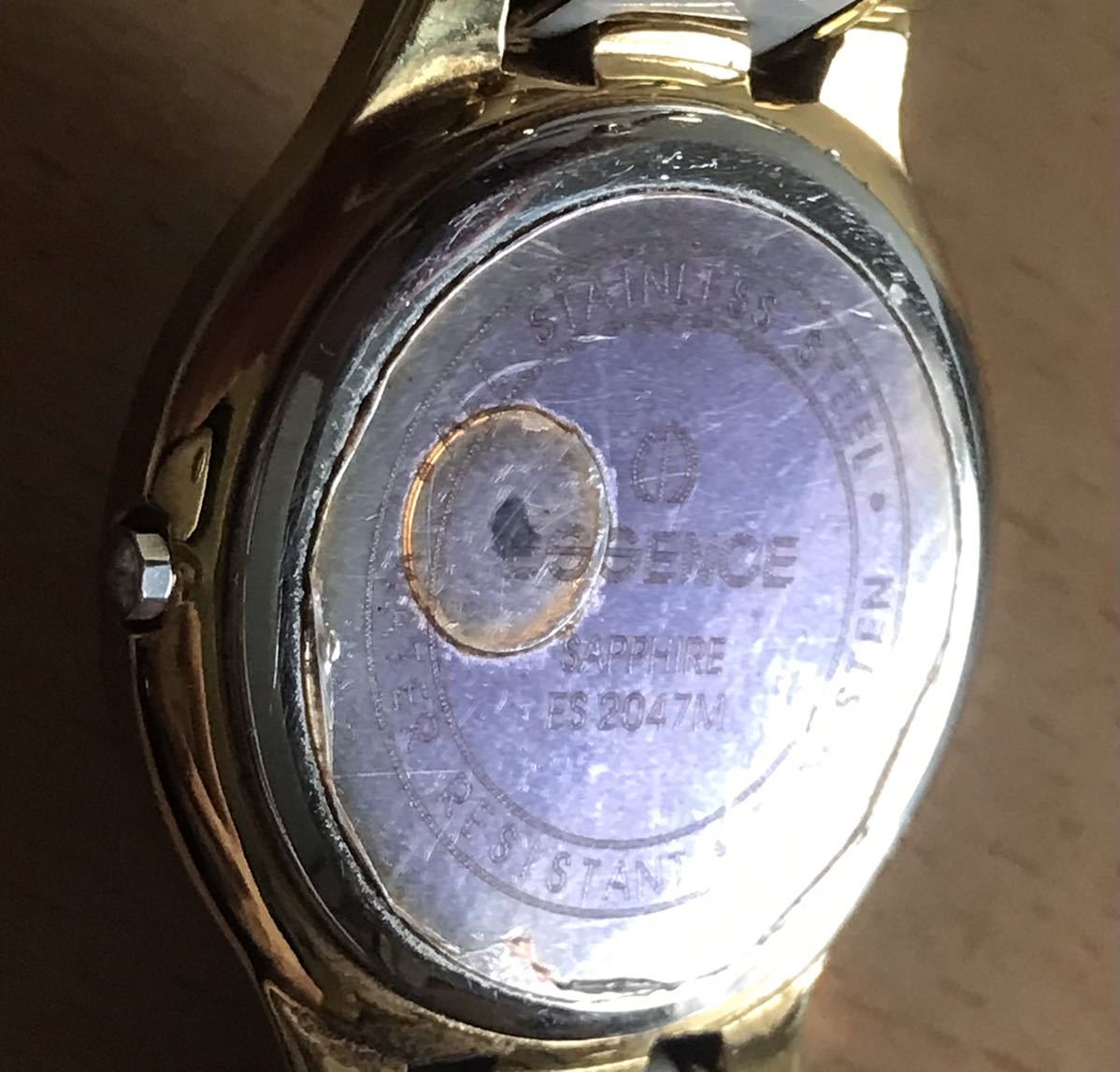 198-0189 ESSENCE SAPPHIRE CERAMIC メンズ腕時計　クオーツ　ホワイト　ゴールド　ES2047M 電池切れ 動作未確認_画像7