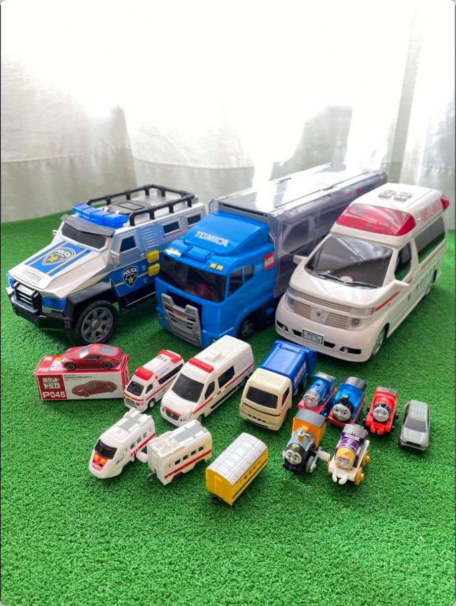 トミカ　収納トラック　救急車　パトカー(海外製) トーマス　まとめ売り ミニカー バス トラック おもちゃ 