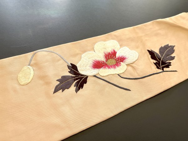 KIRUKIRU 着用可 アンティーク 名古屋帯 手刺繍 正絹 ベージュ地にケシの花 花柄 レトロ 大正ロマン カジュアル 着付け 和装_画像4