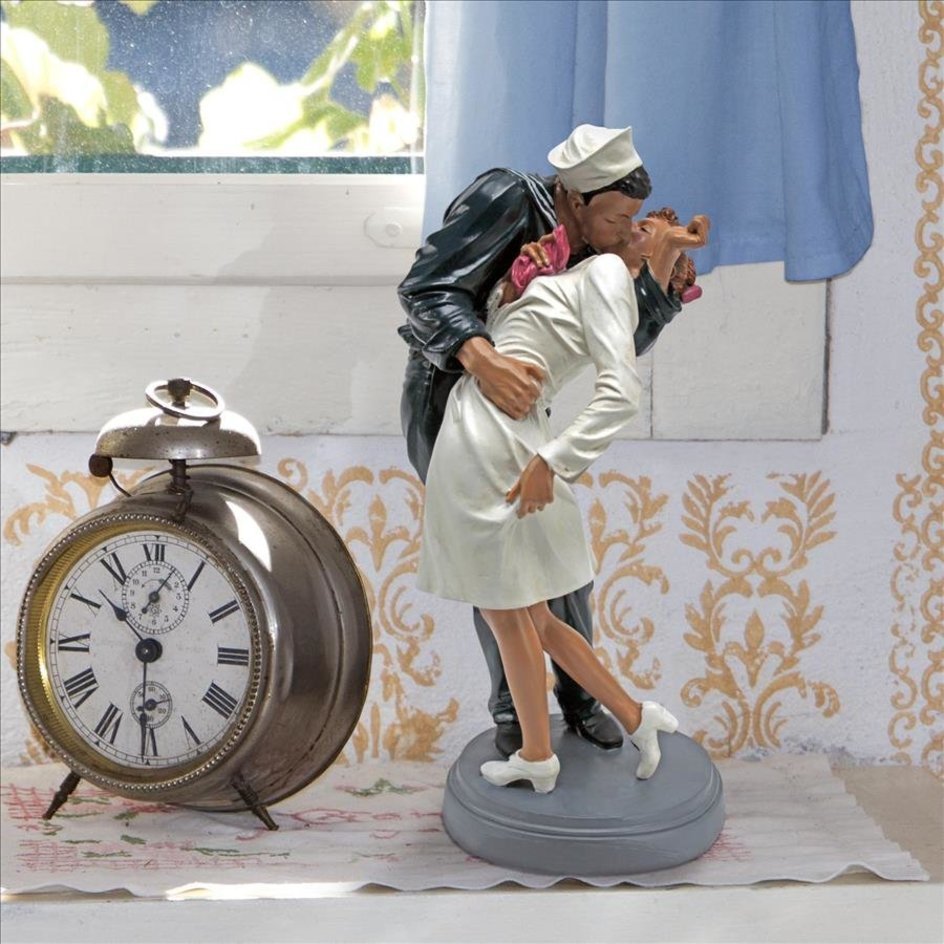 終戦を祝う「勝利のキス」歴史の瞬間 第二次世界大戦終戦タイムズスクエア オブジェ彫刻インテリア置物平和恋人輸入品