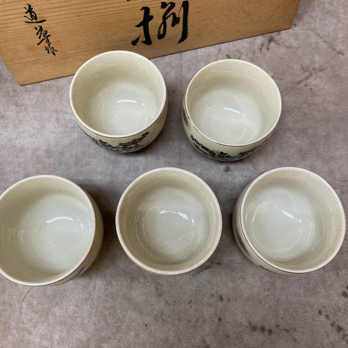 九谷焼 御茶器揃 煎茶道具 茶器セット 煎茶器 湯呑 急須 手描き？ 金彩 色絵 共箱入り_画像7