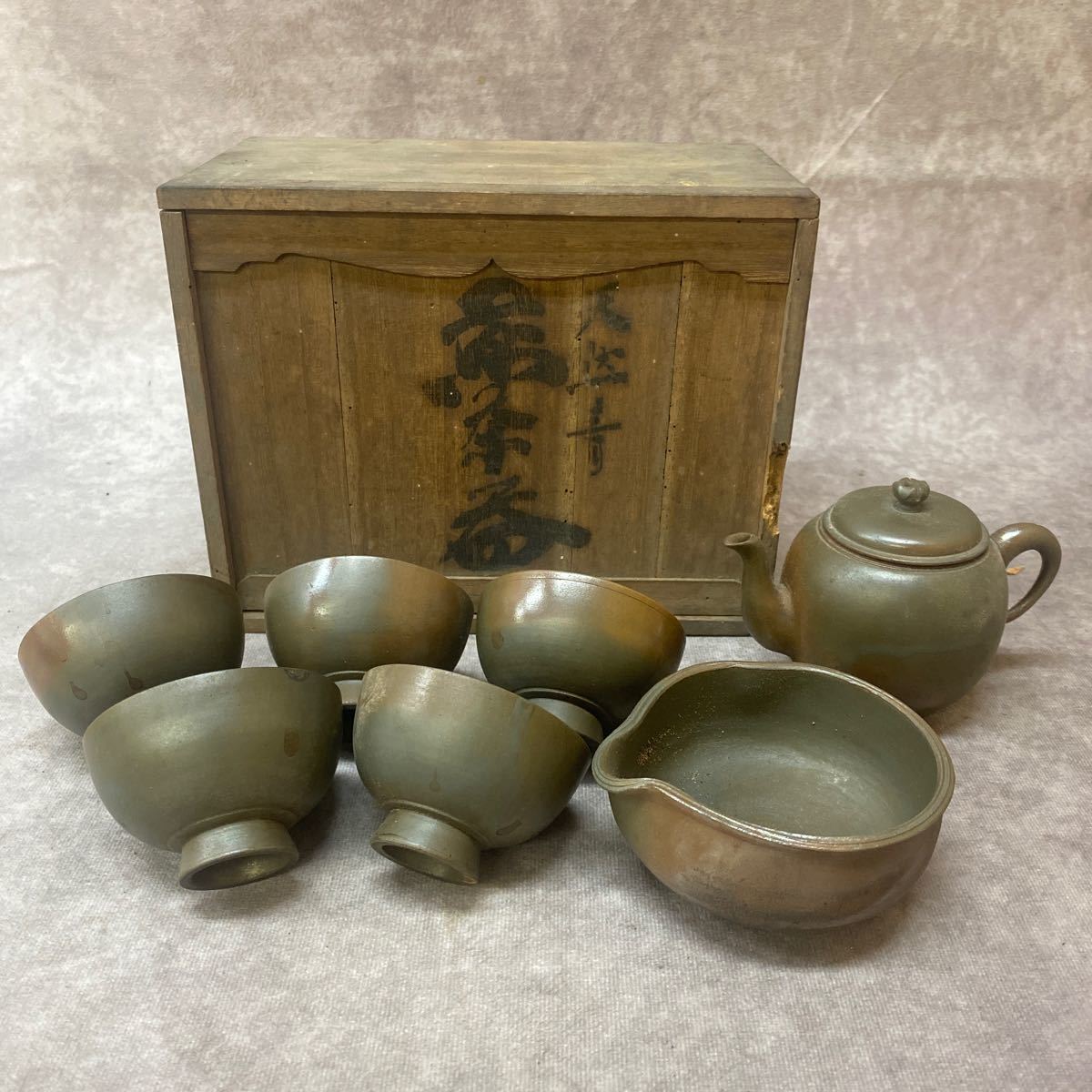 備前焼 梅山 天然 青 番茶器 揃 セット 宝瓶 湯呑み 湯冷し 急須 古美術 窯変 共箱 在銘有り 時代物 茶道具 煎茶道具 _画像1