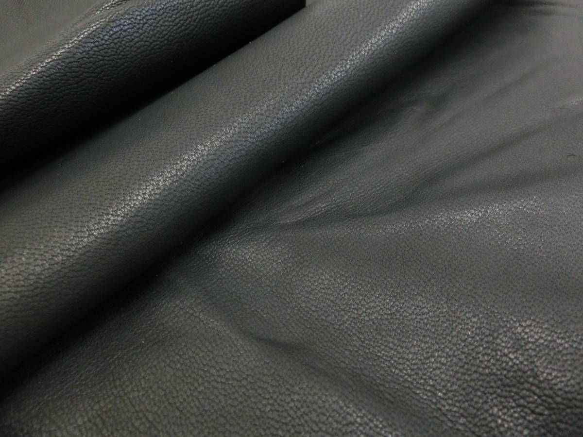 B18　黒　シープ革　オイル含　柔らかソフト　１，１～１，４ミリ　最長部約124×44㎝　革小物レザークラフト材料　靴材料　修理　手作り_画像1