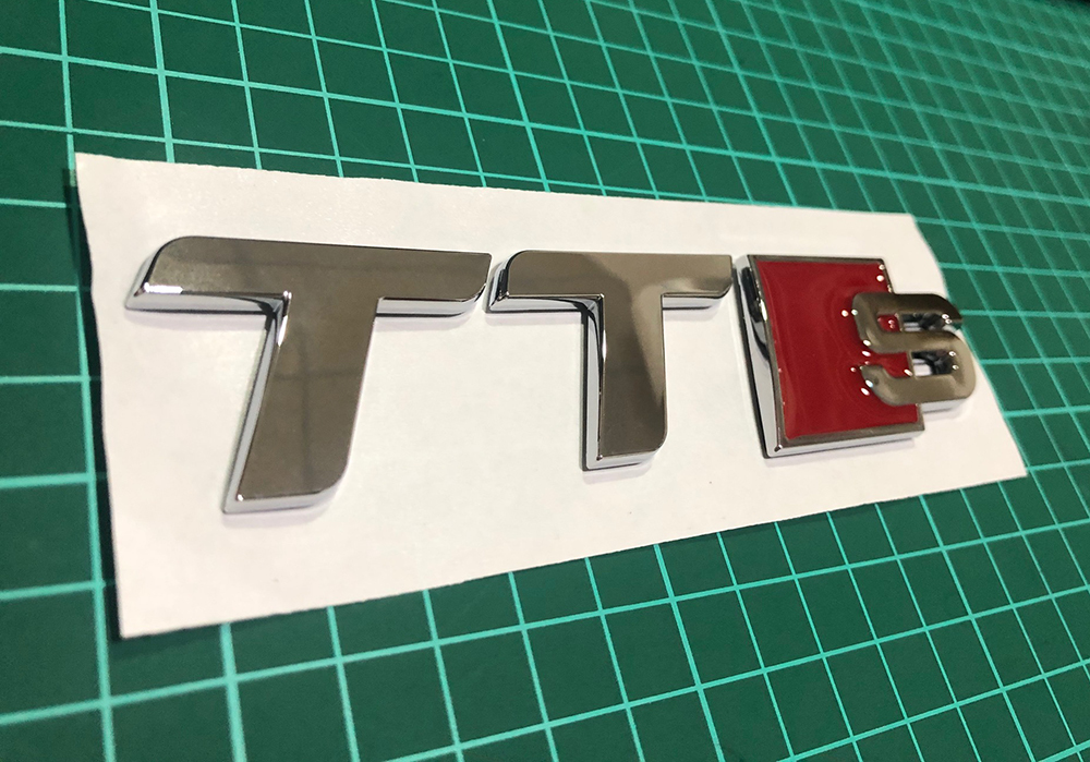 アウディ TT 8J TTS エンブレム 両面テープ付の画像2