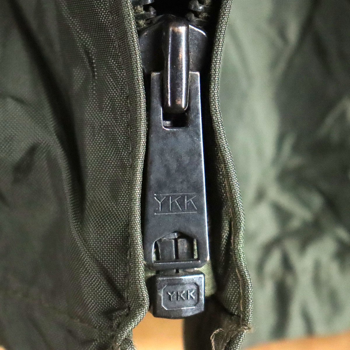 G4S/R1.15-4　イタリア軍　ミリタリー　レインジャケット　ナイロンジャケット　収納フード　軍モノ　雨合羽　サイズ52　ヴィンテージ_画像4