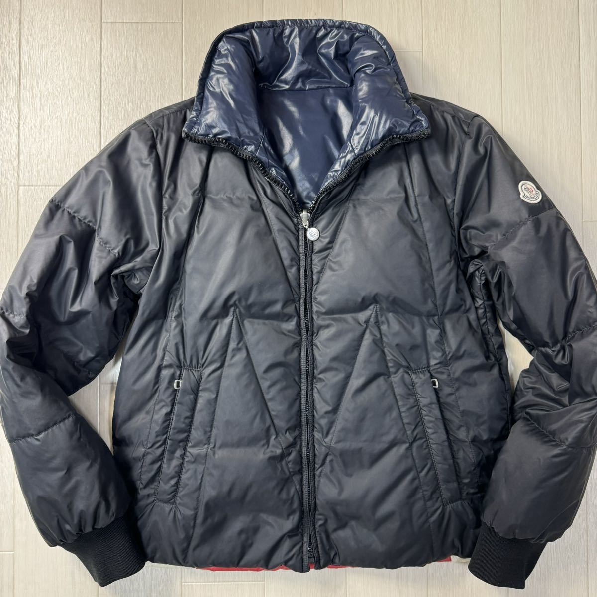 良品/2 M〜L相当★モンクレール/MONCLER M字ステッチ デカロゴ リバーシブル ダウンジャケット ブルゾン 袖ワッペン アウター メンズ 紺黒_画像5