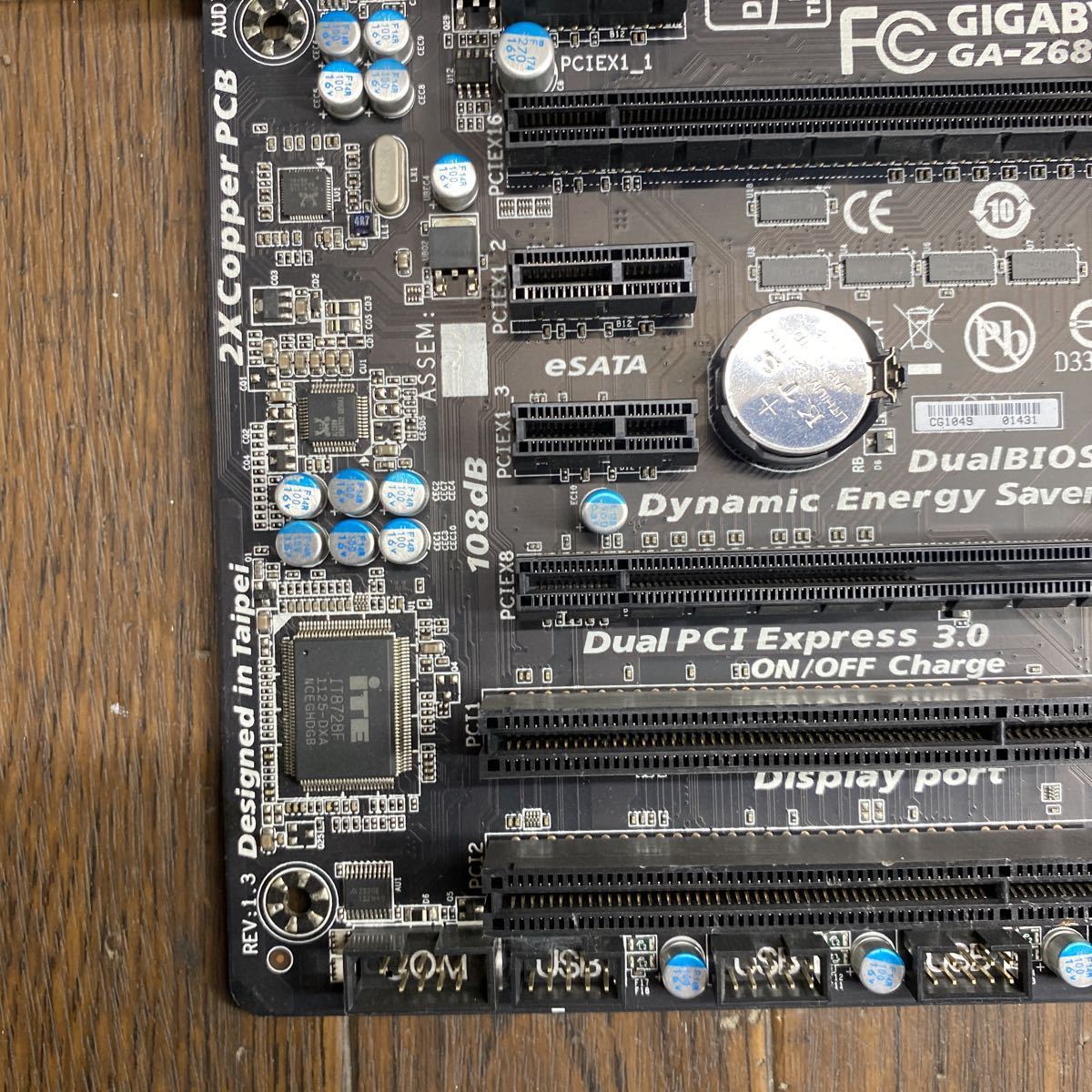 MG10-10 激安 マザーボード GIGABYTE GA-Z68X-UD3H-B3 LGA1155 通電確認済み ジャンク_画像2