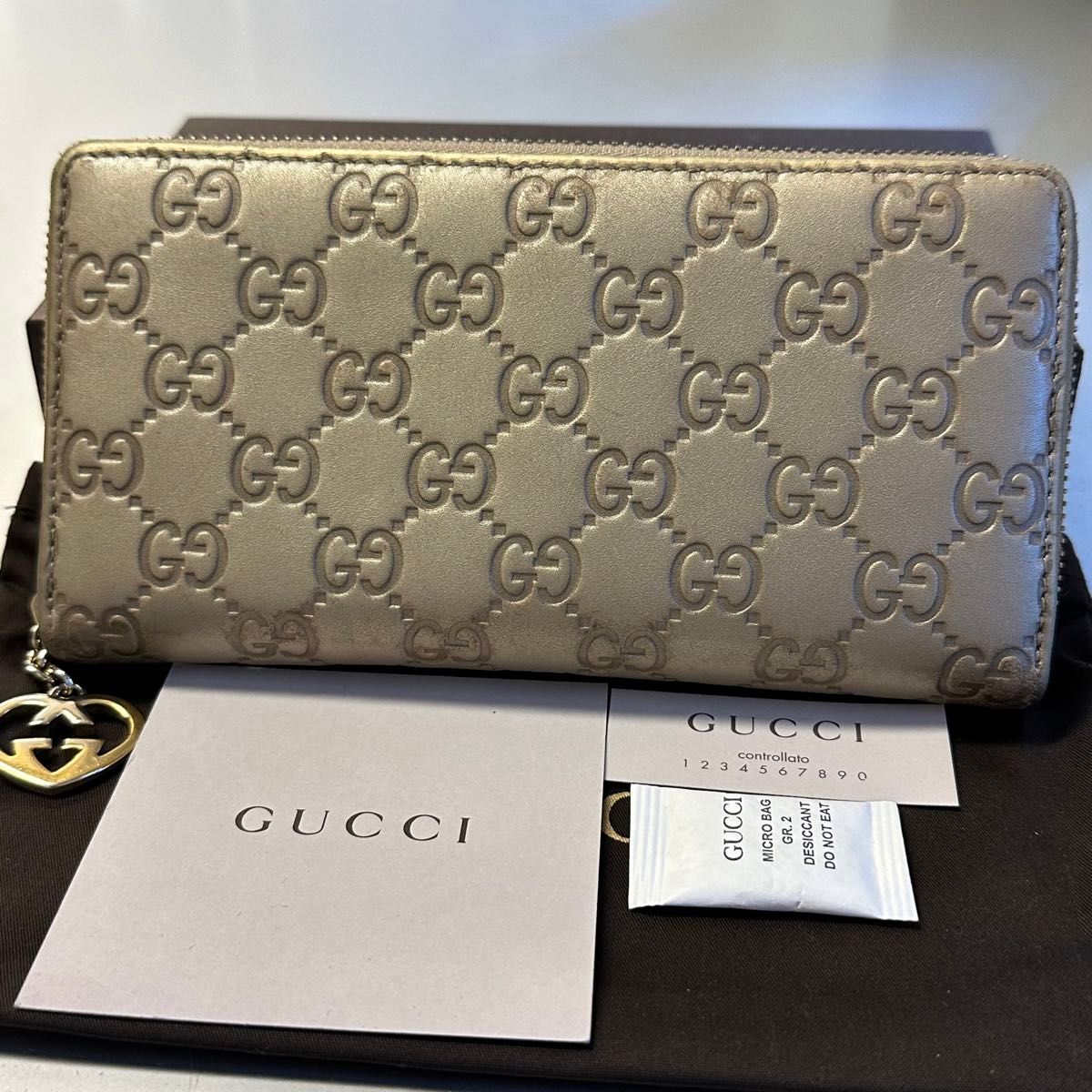 新品同様 グッチ GUCCI 財布 長財布 シマレザー ハート金具 ラウンド