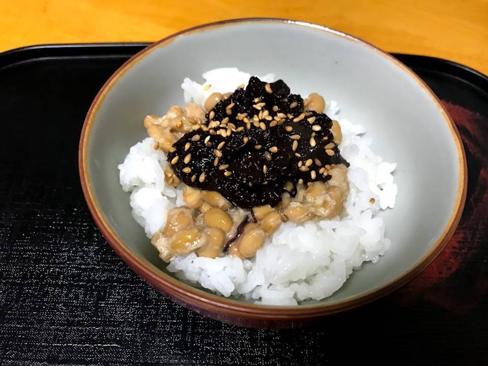 初摘・生海苔の佃煮! 今年もでました！風味豊かな初摘み生海苔だけで作りました！すべて手作業で仕上げた自慢の逸品です！_納豆と一緒に食べると別格です。