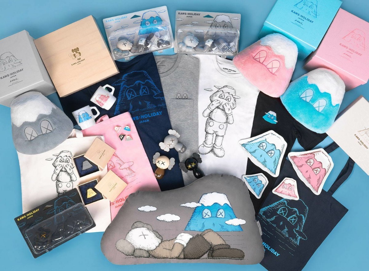 デッドストック 未使用新品】正規品 KAWS HOLIDAY JAPAN Cushion デッドストック 未使用新品】正規品 KAWS HOLIDAY JAPAN Cushion